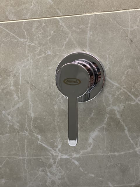 Shower, rainfall showerhead, free toiletries, hair dryer