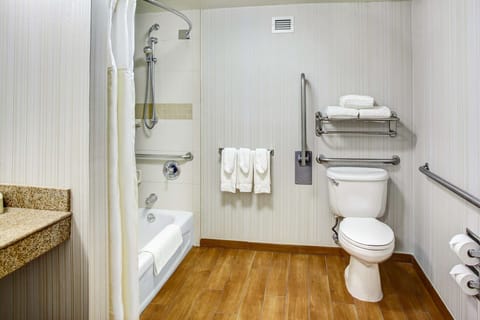 Combined shower/tub, hair dryer, towels