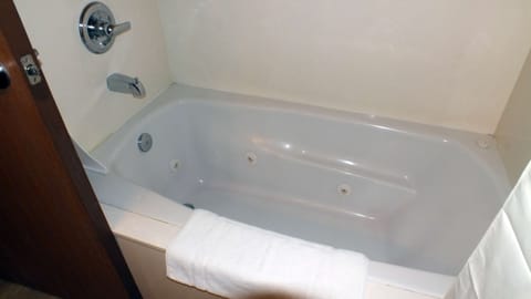 Suite, 1 King Bed, Non Smoking, Jetted Tub (with Single Sofabed) | Bathroom | Free toiletries, hair dryer, towels