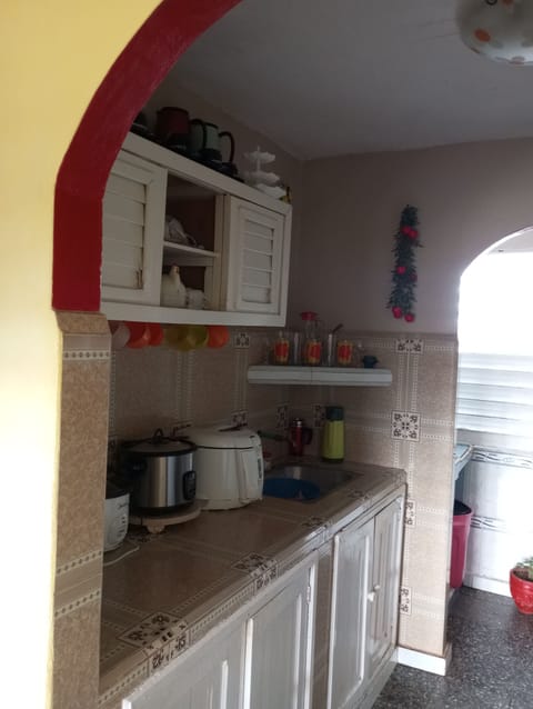 Traditional Twin Room, 1 Bedroom, Non Smoking, Mountain View | Shared kitchen