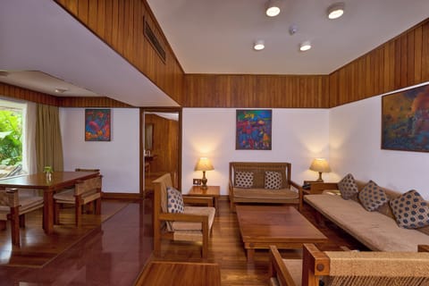 Executive Suite Room | Living area | LCD TV, fireplace