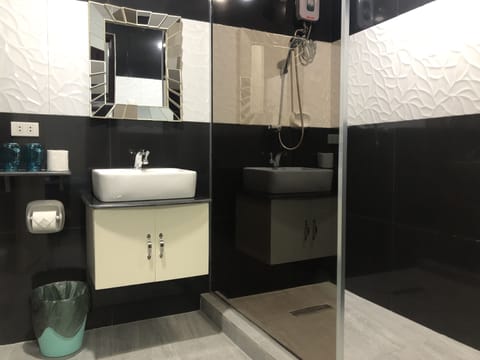 Standard Room | Bathroom | Shower, free toiletries, bidet, towels