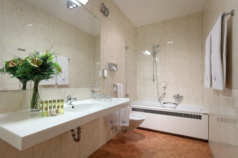 Standard Triple Room | Bathroom | Eco-friendly toiletries, hair dryer, towels