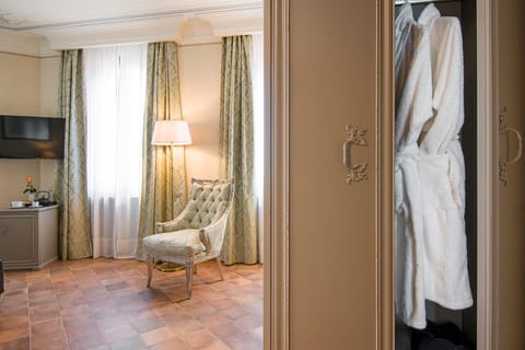 Superior Room | Living area | 36-inch plasma TV with satellite channels, TV