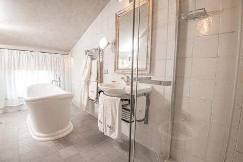 Panoramic Room | Bathroom | Free toiletries, hair dryer, bathrobes, slippers