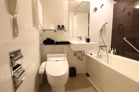 Combined shower/tub, deep soaking tub, free toiletries, hair dryer