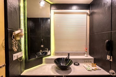 Club Room | Bathroom | Free toiletries, hair dryer, bathrobes, towels