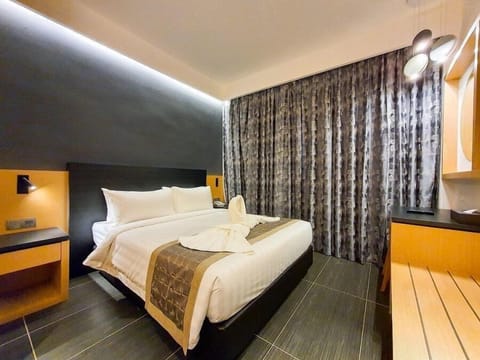 Deluxe Double Room | Minibar, in-room safe, desk, laptop workspace