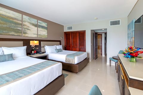 Junior Suite, Kitchenette, Oceanfront | Premium bedding, memory foam beds, in-room safe, desk
