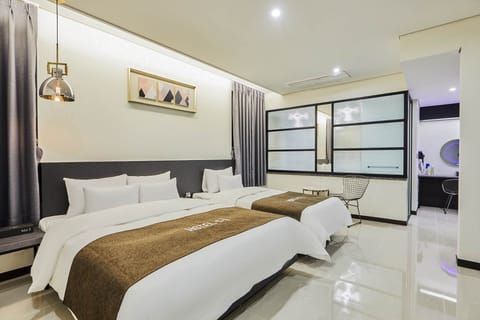 Deluxe Twin Room | Premium bedding, down comforters, memory foam beds, laptop workspace
