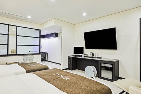 Deluxe Twin Room | Premium bedding, down comforters, memory foam beds, laptop workspace