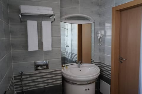 Deluxe Double or Twin Room, Mountain View | Bathroom | Shower, rainfall showerhead, free toiletries, towels