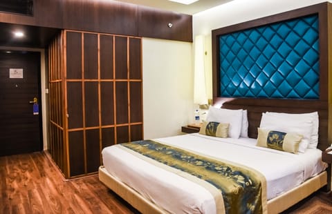 Executive Twin Bed Room | Minibar, in-room safe, desk, free WiFi