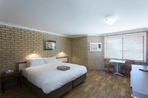 Standard King Room | Bed sheets, wheelchair access