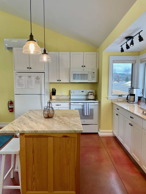 Beautiful Sunset Cabin with Mountain Views, Not Pet-Friendly | Private kitchen | Full-size fridge, microwave, oven, stovetop