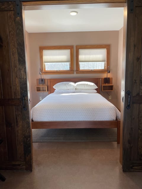 Beautiful Sunrise Cabin with Mountain Views, Pet-Friendly | Egyptian cotton sheets, premium bedding, down comforters, in-room safe