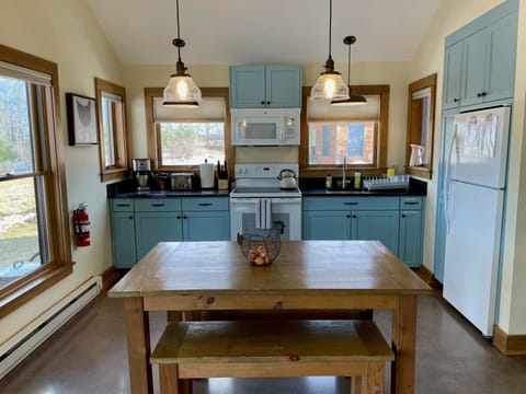 Lovely Lull Brook Cabin with Mountain Views, Pet-Friendly | In-room dining