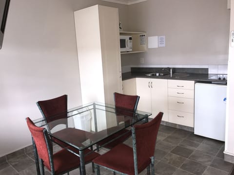 1 Bedroom | In-room dining