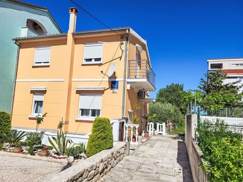 Plant, Sky, Building, Property, Window, Urban Design, Tree, House, Residential Area, Real Estate