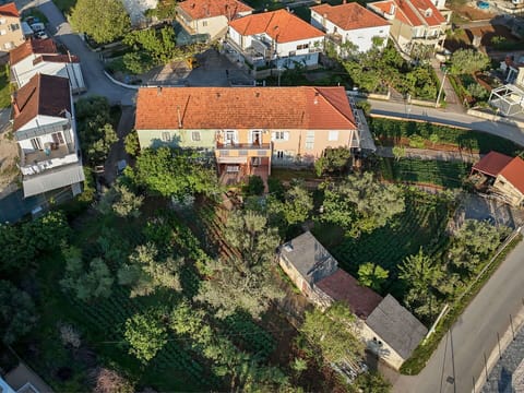 Building, Residential Area, House, Roof, Neighbourhood, Home, Town, Suburb, Land Lot, Human Settlement