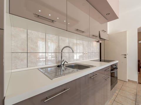 Tap, Plumbing Fixture, Countertop, Cabinetry, Kitchen Sink, Sink, Property, Furniture, Kitchen, Wood