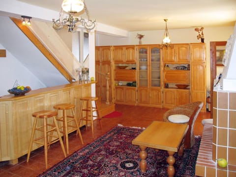 Room, Property, Furniture, Building, Floor, House, Interior Design, Ceiling, Kitchen, Dining Room