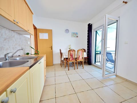 Kitchen Sink, Sink, Cabinetry, Property, Tap, Countertop, Plumbing Fixture, Building, Wood, Interior Design