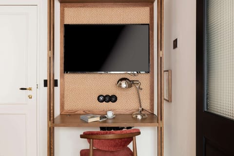 Single Room | In-room safe, desk, laptop workspace, blackout drapes