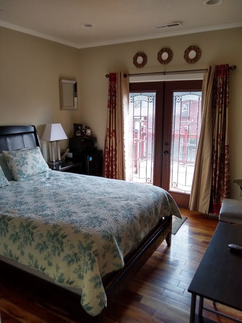 Room, 1 Queen Bed, Non-smoking | Premium bedding, individually decorated, individually furnished, desk