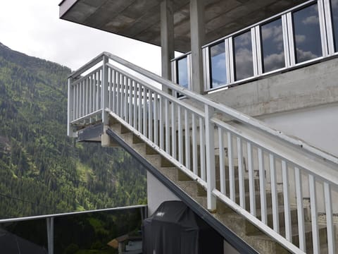 Sky, Building, Window, Wood, Tree, House, Material Property, Real Estate, Stairs, Facade