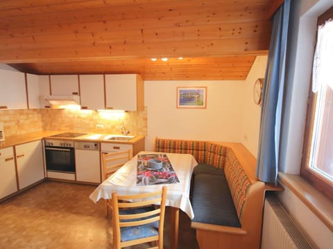 Wood, Wood Stain, Hardwood, Plywood, Living Room, Houseplant