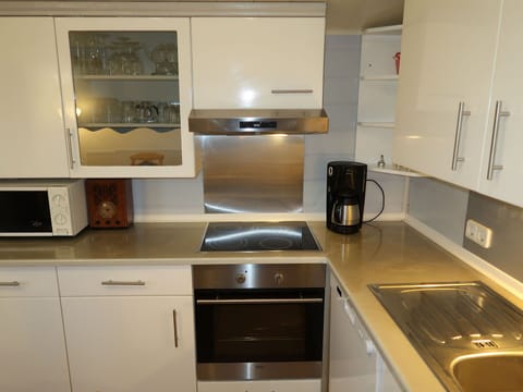 Cabinetry, Property, Countertop, Kitchen Sink, Kitchen Stove, Kitchen Appliance, Kitchen, Stove, Home Appliance, Wood