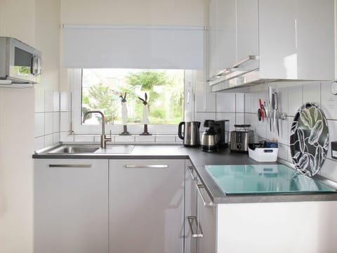 Kitchen Sink, Cabinetry, Tap, Sink, Countertop, Kitchen Stove, Kitchen, Kitchen Appliance, Flooring, Interior Design