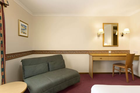 Room, 1 Double Bed, Non Smoking | Desk, free cribs/infant beds, free WiFi, bed sheets