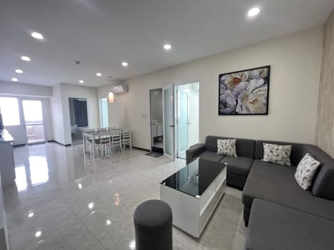 City Apartment, 3 Bedrooms, Beachside | Living area | Smart TV