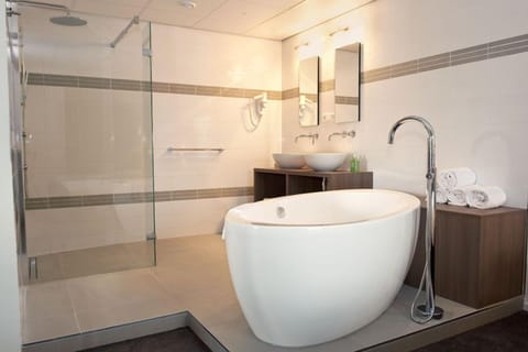 Business Suite | Deep soaking bathtub