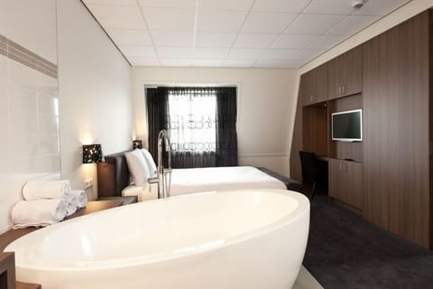 Business Suite | Deep soaking bathtub