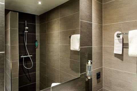 Comfort Twin Room | Bathroom | Shower, hair dryer, towels