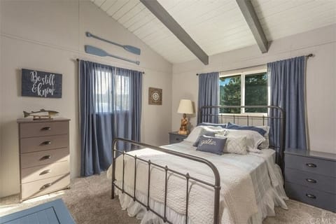 Upstairs Bedroom with Queen Bed