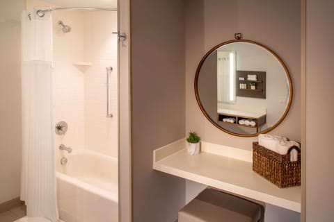 Junior Suite, 1 King Bed | Bathroom | Free toiletries, hair dryer, towels, soap