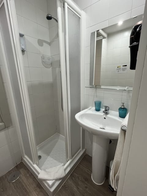 Double Room (H11) | Bathroom | Shower, towels