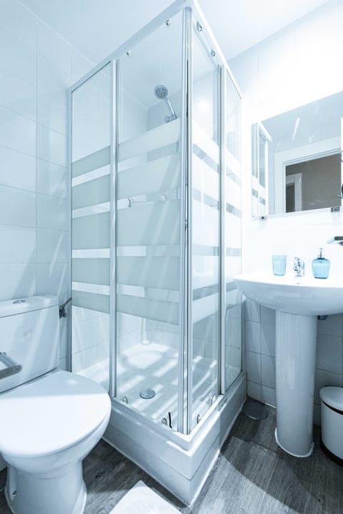 Double Room, Balcony (H4) | Bathroom | Shower, towels