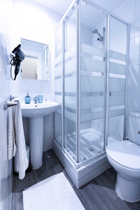 Single Room (H5) | Bathroom | Shower, towels