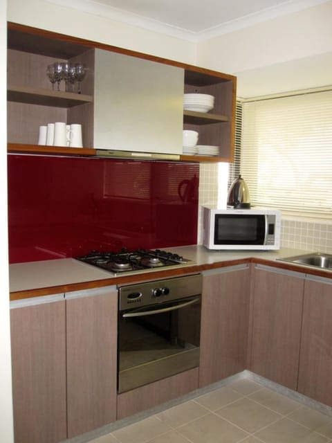 Townhouse | Private kitchenette | Fridge, microwave, electric kettle, toaster