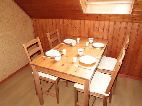 Furniture, Table, Tableware, Wood, Dishware, Interior Design, Chair, Building, Floor, Flooring