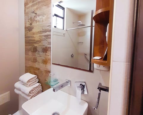 Superior Double Room | Bathroom | Shower, hair dryer, towels, soap