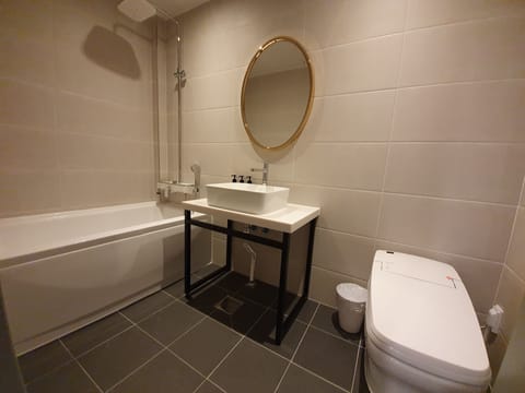 Premium Twin Room | Bathroom | Free toiletries, hair dryer, bathrobes, slippers