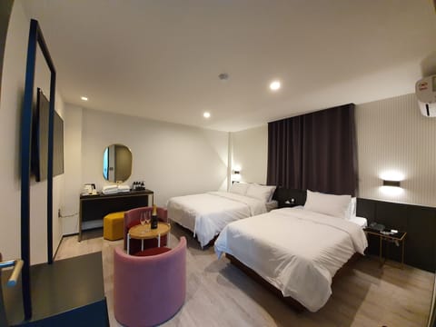 Premium Twin Room | Premium bedding, memory foam beds, minibar, desk