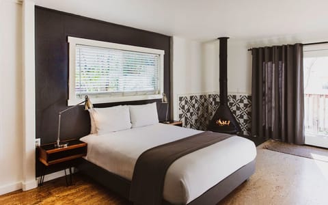 Room, Fireplace (deluxe queen) (20%off spa services) | Premium bedding, pillowtop beds, individually decorated