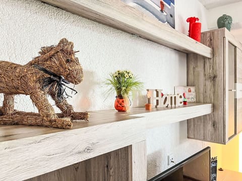 Shelving, Shelf, Wood, Interior Design, Furniture, Plank, Wood Stain, Natural Material, Hardwood, Plywood